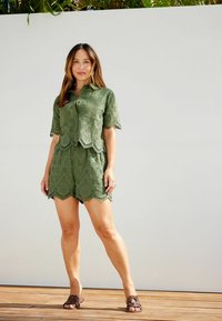 Myleene Klass BRODERIE REGULAR FIT - Šortky - khaki green