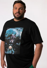 Zwarte t-shirt met een levendige grafische print van wolven en een motorfiets. Korte mouwen, ronde hals en een soepele stofstructuur.
