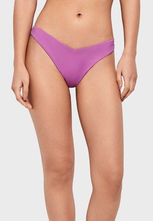 Parte inferior de bikini morado con un corte bajo, textura suave y diseño de cobertura mínima, con un frente en forma de V y líneas limpias.