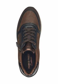 Baskets en cuir marron avec accents sombres, surface texturée, fermeture à lacets et zip sur le côté. L'intérieur présente une inscription de logo.