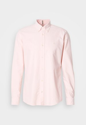 Lichtroze langemouwen heren overhemd met knoopsluiting en button-down kraag, voorzien van een klein geborduurd logo op de borst, weergegeven op een effen achtergrond.