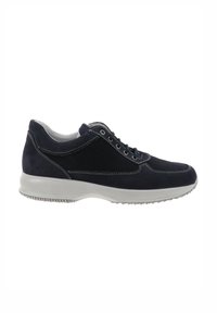 Scarpa sportiva blu navy con tomaia in suede e rete, suola in gomma bianca, cuciture accentuate e chiusura con lacci. Design con punta arrotondata.