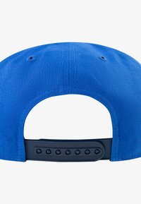 Blaues Cap aus strukturiertem Stoff, mit einem Snapback-Verschluss aus schwarzem Kunststoff und Belüftungsöffnungen auf der Rückseite.