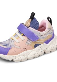 Dětské tenisky s fialovými, růžovými, béžovými a modrými panely, suchým zipem, bílou podrážkou s tečkami a poutky na patě a jazyku.