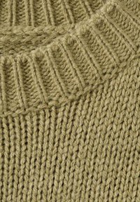 Tessuto a maglia verde oliva testurizzato con righe pronunciate e una trama allentata, che mostra un filato spesso e sottili variazioni nella texture.