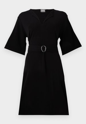 Musta kleit pehmest kangast, millel on V-kaelus, kellukese varrukad, eritootud vöökoht ringikujulise klambriga ja põlvekõrgune hem.