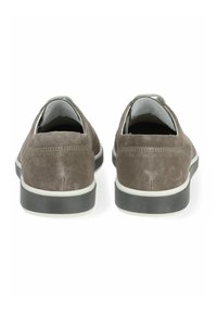 Zapatos de ante marrón tipo slip-on con un perfil bajo, suela blanca contrastante y detalles texturizados en la parte trasera. Forro interior suave.
