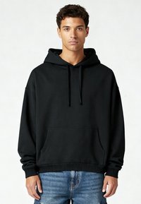 Felpa nera con ampie tasche anteriori, cappuccio con coulisse regolabile e polsini a coste. Realizzata in tessuto morbido e strutturato.