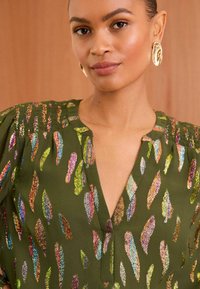 Love & Roses V NECK LONG SLEEVE OVER THE HEAD - REGULAR FIT - Camicetta - khaki green metallic