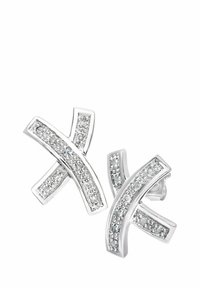 Uhani srebrne barve z ukrivljenim, prekrivajočim se dizajnom, okrašeni s čistimi kristalčki v teksturirani nastavitvi.