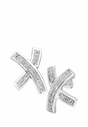 Uhani srebrne barve z ukrivljenim, prekrivajočim se dizajnom, okrašeni s čistimi kristalčki v teksturirani nastavitvi.