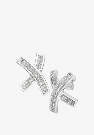 Srebrne kolczyki o zakrzywionym, krzyżującym się wzorze, ozdobione przezroczystymi kryształkami w teksturowanej oprawie.