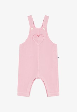 Salopette di denim rosa con spalline regolabili, due bottoni nella parte superiore e una tasca a forma di cuore davanti. Aperture delle gambe foderate e corte.