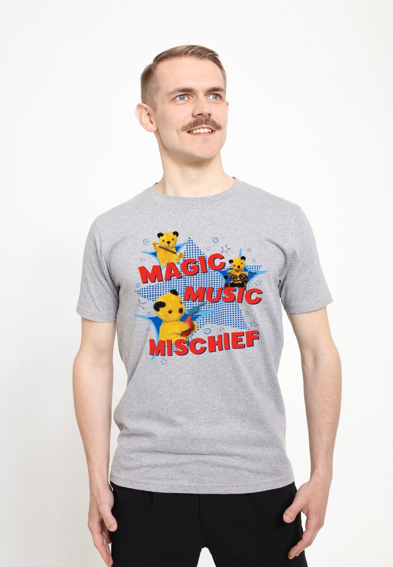 Šedé bavlněné tričko s barevným grafickým potiskem zobrazujícím žluté medvědí postavy, text "MAGIC MUSIC MISCHIEF" a modré hvězdné akcenty.