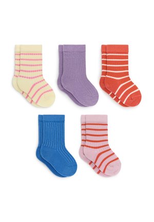 Cinq paires de chaussettes pour enfants en jaune pastel avec des rayures roses, lavande unie, orange avec des rayures blanches, bleu uni et rose avec des rayures orange.