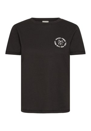 Sort kortærmet t-shirt med et lille hvidt cirkulært design af kirsebær og teksten "Good Vibes. Du er den bedste." på venstre bryst.