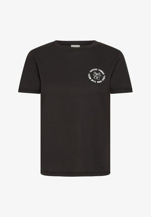 Zwarte t-shirt met korte mouwen met een kleine witte cirkelvormige opdruk van kersen en de tekst "Good Vibes. You Are The Best." op de linker borst.