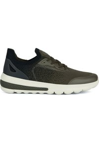Zapatilla atlética verde oliva con un upper de punto texturizado, suela de goma y acentos oscuros en contraste. Cuenta con un collar tipo calcetín y un diseño ligero.