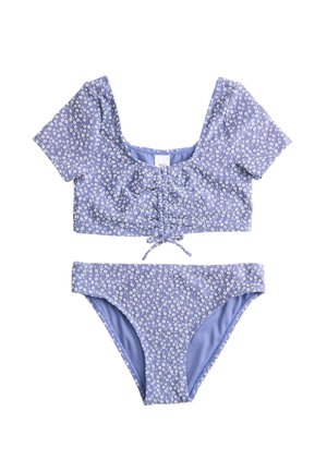 To-delt badedragtssæt i lys lilla med lille hvidt blomsterprint, der indeholder en kortærmet croptop med forreste bindebånd og matchende bikinitrusser.