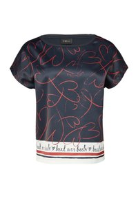 Marineblaues Kurzarmoberteil mit einem roten Herzmuster und weißem Saum, versehen mit dem Text "head over heels". Hergestellt aus einem glatten, leichten Stoff.