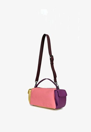 Kolorowa skórzana torebka z różowymi, fioletowymi i żółtymi elementami. Posiada krótki uchwyt oraz długi, regulowany pasek. Gładka faktura.