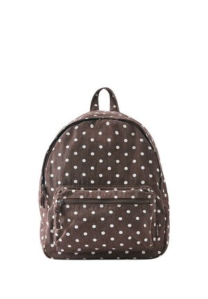 Sac à dos en tissu marron à pois blancs, avec une poche avant zippée et une poignée supérieure sur fond blanc.
