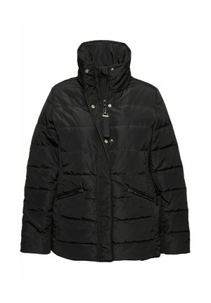 Zwarte pufferjack met een hoge kraag, met horizontale stiksels, ritszakken en een ritsluiting aan de voorkant. Glad, glanzend materiaal.