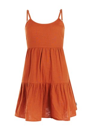 Oranžové bezrukávové šaty v hrdzavom odtieni s nastaviteľnými tenkými ramienkami a zdobenou sukňou so záhybmi, vyrobené z ľahkej látky.