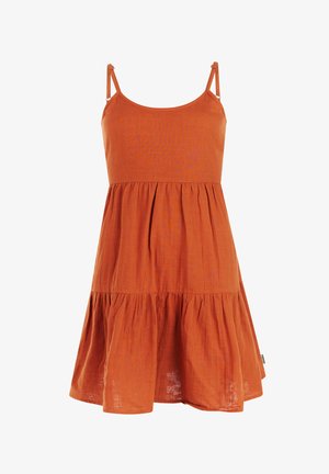 Oranžové bezrukávové šaty v hrdzavom odtieni s nastaviteľnými tenkými ramienkami a zdobenou sukňou so záhybmi, vyrobené z ľahkej látky.