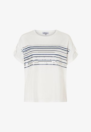 Chemise blanche à manches courtes avec des rayures horizontales bleu marine et argentées sur la poitrine et des manches retroussées.