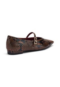Chaussure plate à bout pointu en imprimé serpent marron et noir avec un petit talon, dotée d'une lanière et d'une boucle en métal doré.