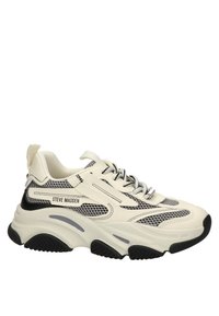 Baskets épaisses blancs et gris Steve Madden avec des accents noirs, des panneaux en mesh, une semelle épaisse et une fermeture à lacets, vue de côté.