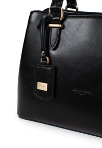 Borsa a mano in pelle nera con una texture liscia, hardware color oro e un'etichetta con marchio. Presenta doppi manici e una forma strutturata.