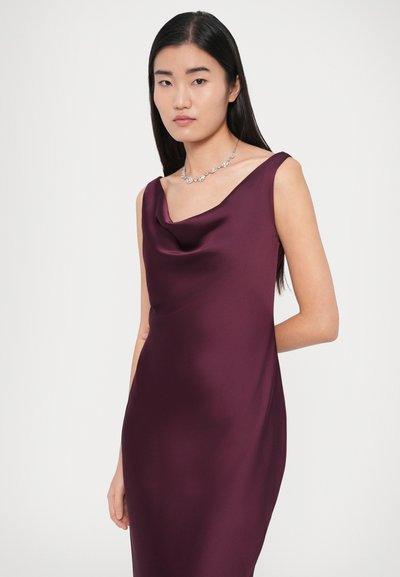 Φόρεμα χωρίς μανίκια με λαιμόκοψη κασκόλ σε βαθύ βουργουνδί σατέν, με εφαρμοστή σιλουέτα. Συνδυασμένο με μια λεπτή, διακοσμητική αλυσίδα.