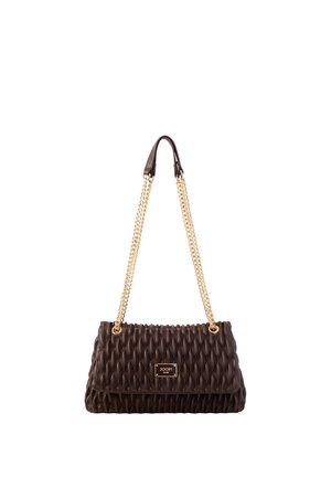 Sac à bandoulière matelassé marron foncé avec des bretelles en chaîne dorée et une petite plaque métallique rectangulaire avec logo à l'avant.