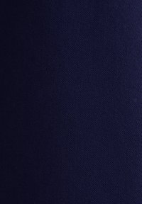 Tessuto blu scuro con un aspetto testurizzato e intrecciato; presenta un motivo uniforme e stretto su tutta la superficie.