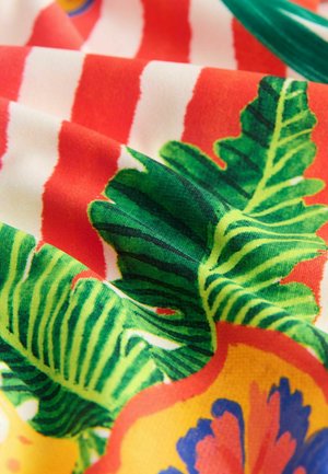 Multifarbener Stoff mit lebendigen grünen Blättern, hellgelben und roten Blumenmustern sowie auffälligen horizontalen roten und weißen Streifen.