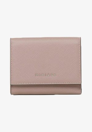 Cartera de piel rosa con un acabado texturizado, que presenta un diseño de plegado y el nombre de la marca "MIRIADA" grabado en la parte delantera.