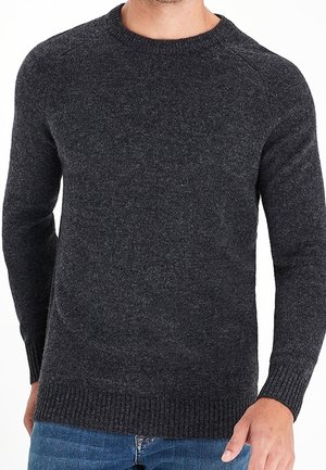 Pull en laine gris foncé avec un col rond, des manches longues et des poignets et ourlet côtelés. Présente une finition texturée et une coupe classique.
