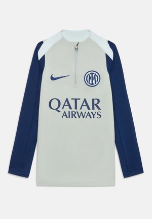 Nike langermet treningstopp i lys grå med marineblå ermer, halv glidelås, med Qatar Airways-logo og Inter Milan-emblem.
