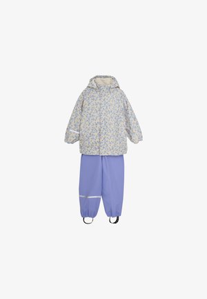 Wasserfester Kinderregenschutzanzug mit einer hellbeigen Jacke mit blauem Blumenmuster und lila Hosen mit reflektierenden Akzenten.
