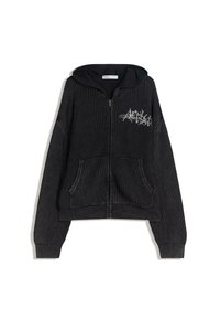 Fekete kötött cipzáros kapucnis pulóver, kapucnival, két elülső zsebbel, bordázott textúrával és ezüst színű grafikai díszítéssel a bal felső oldalon.