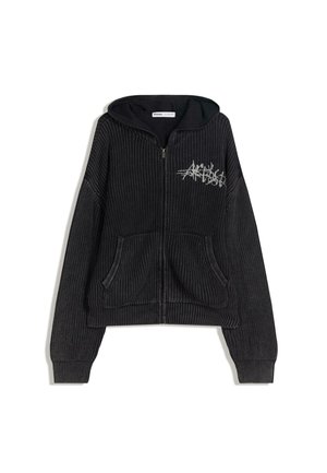 Čierna pletená mikina na zips s kapucňou, dvoma prednými vreckami, ribbovanou textúrou a strieborným grafickým detailom na hornej ľavej strane.
