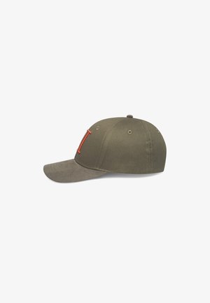 Casquette de baseball vert olive avec une visière courbée, ornée d'un accent brodé orange et de trous d'aération sur la couronne.