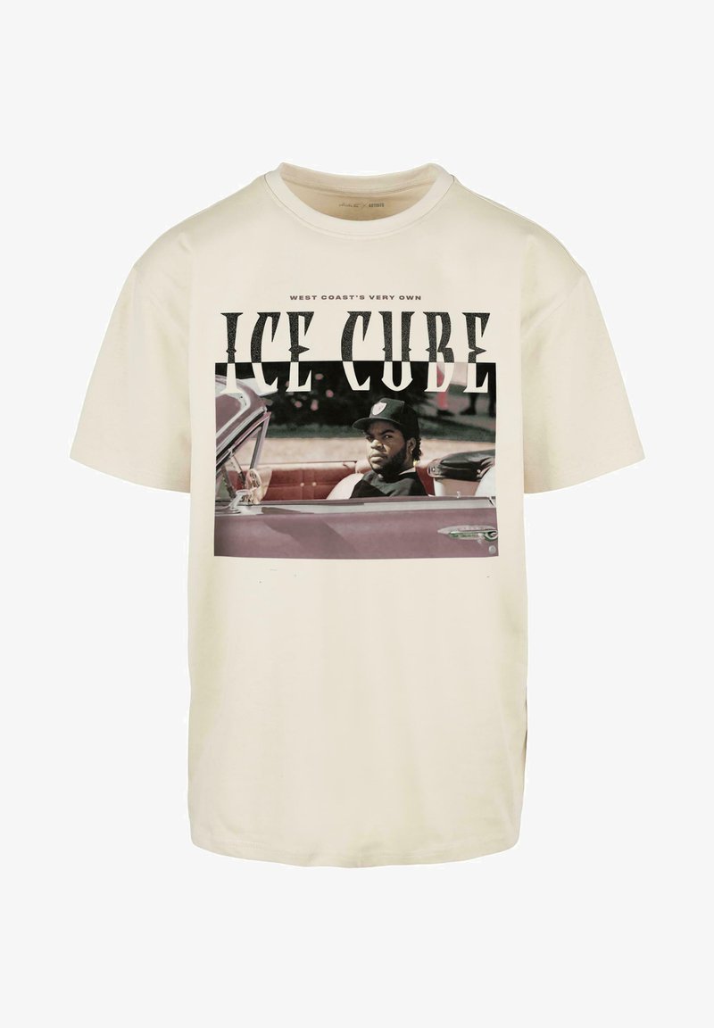 Kremno barvana bombažna majica z grafičnim tiskom moškega v avtu, s poudarjenim napisom "ICE CUBE" v velikih črkah zgoraj.