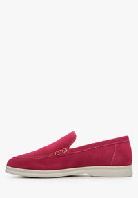 Suède instappers in een levendige roze kleur met een laag profiel, contrasterende witte zool en decoratieve stitchingdetails op de bovenkant.