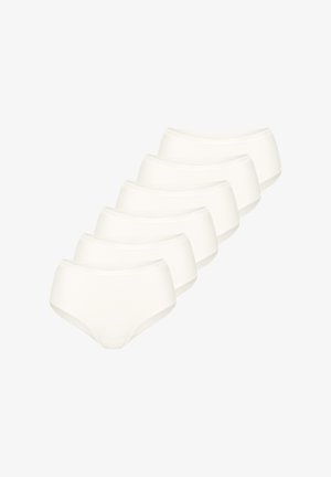 Sechs Paar schlichte weiße Damen-Unterwäsche aus Baumwolle mit vollständiger Abdeckung, in einem versetzten Stapel auf weißem Hintergrund angeordnet.