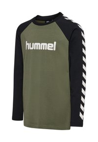 Langarm-Rundhalshemd mit olivgrünem Körper, schwarzen Ärmeln, weißem "hummel"-Logo auf der Brust und weißen Chevron-Streifen auf den Ärmeln.