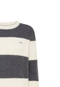 Maglione a maglia con strisce orizzontali grigie scure e avorio, collo rotondo, texture a costine e piccolo logo sul petto.