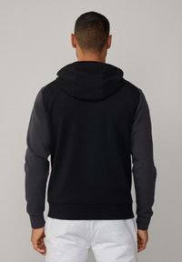 Sudadera con capucha negra y gris oscuro, con bolsillo tipo canguro, puños y dobladillo acanalados; tejido suave; diseño sin costuras en los hombros.